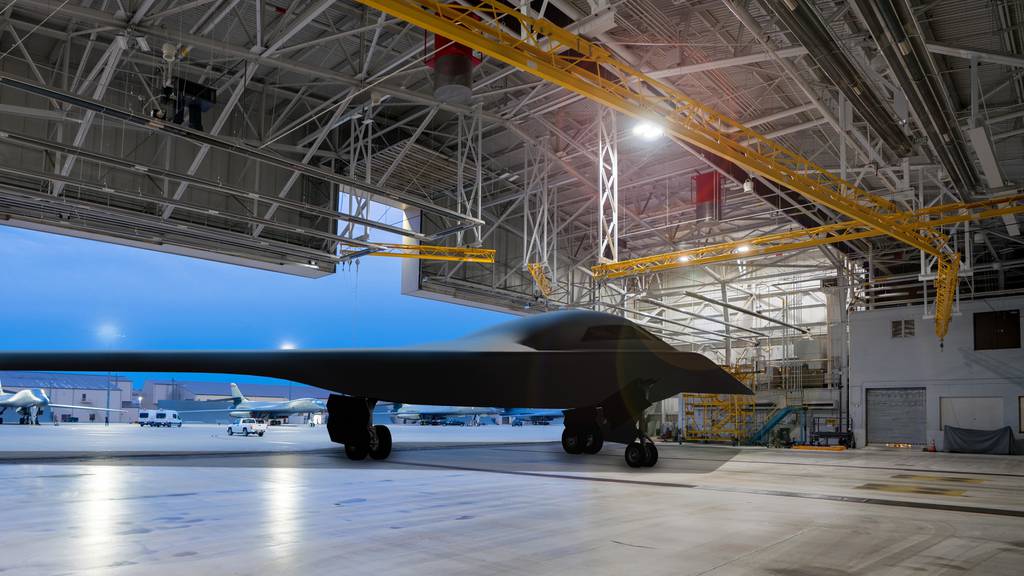 Pentagon Debuts Its New Stealth Bomber, The B-21 Raider | DRGNews